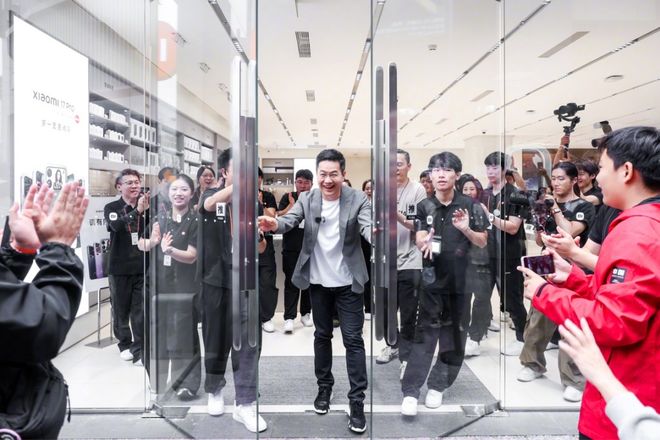 a 研发机器人项目；国内发布「脑机接口标准」 极客早知道瓦力棋牌试玩小米17开售5分钟破国产机销售纪录；Met(图3)